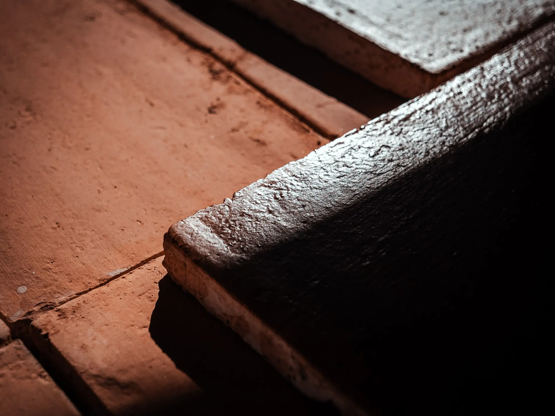 Detall a contrallum de les vores irregulars de diverses peces de terracota