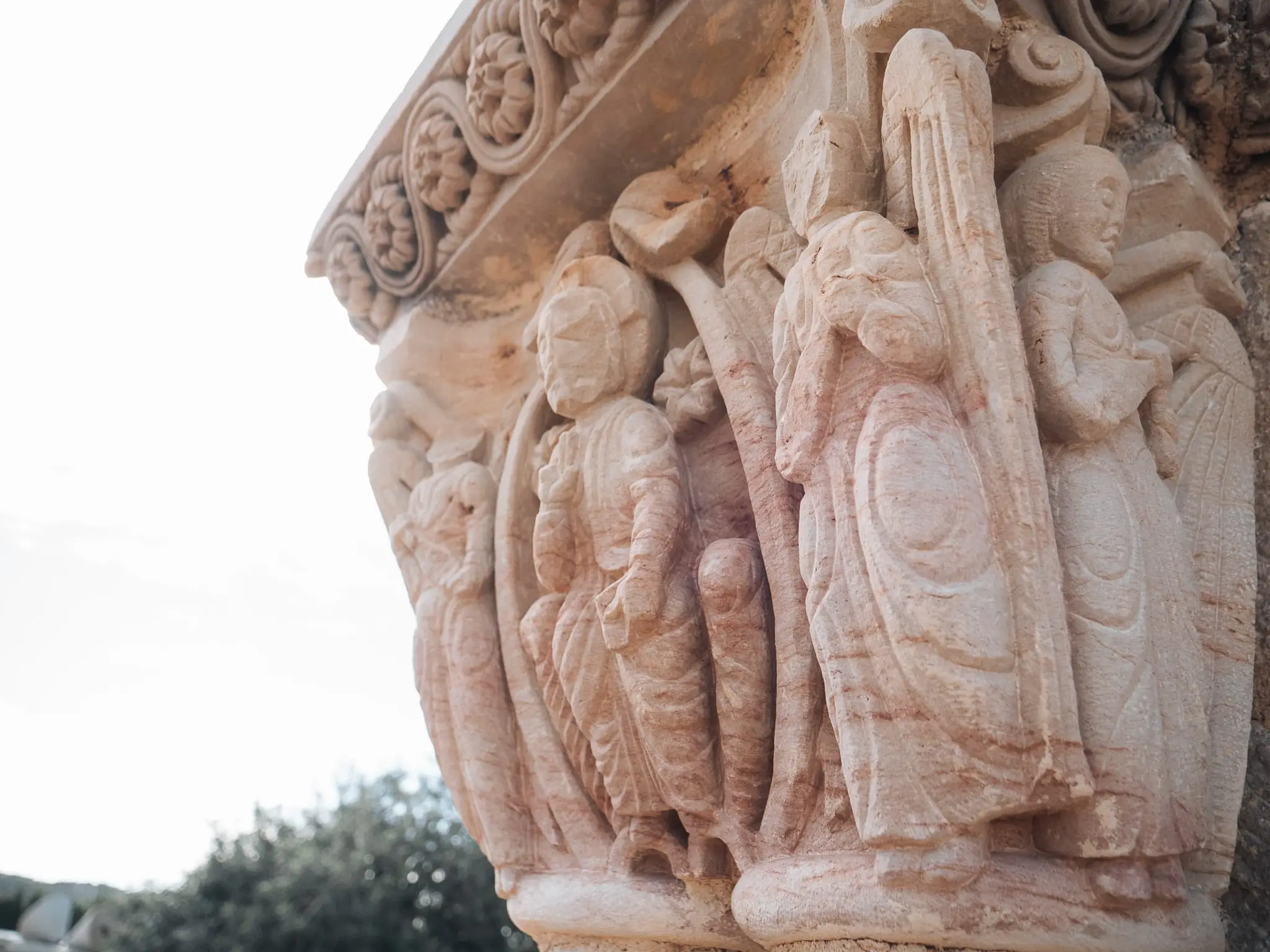 Detall de les figures d’un capitell