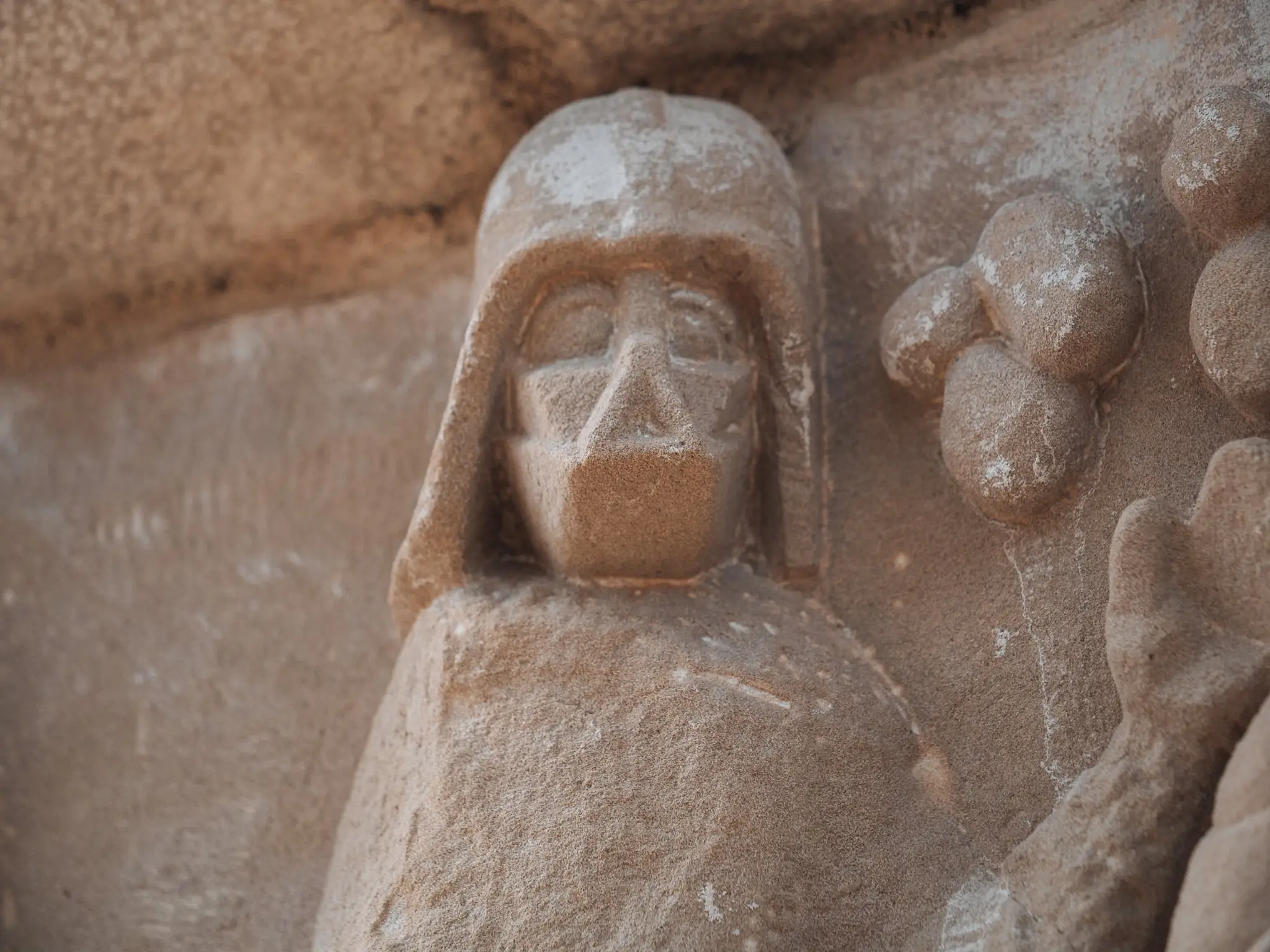 Figura tallada en un dels capitells