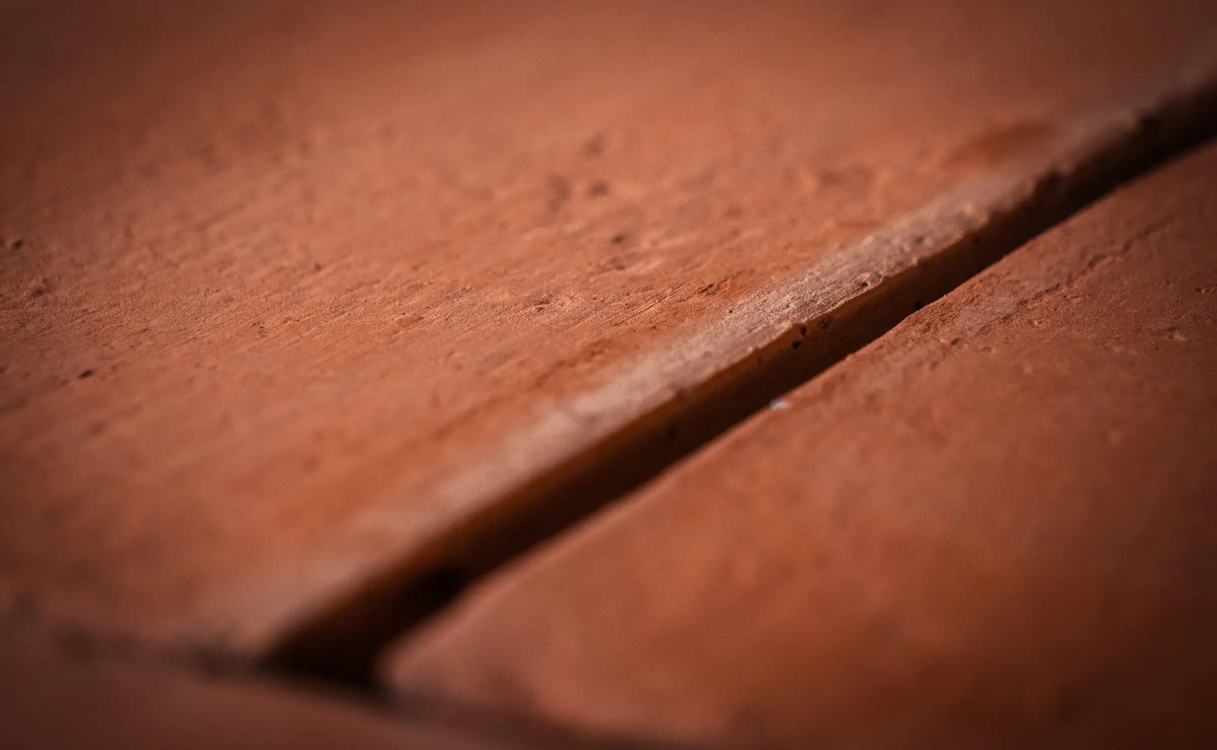 Detall d'una peça de terracota acabada de coure