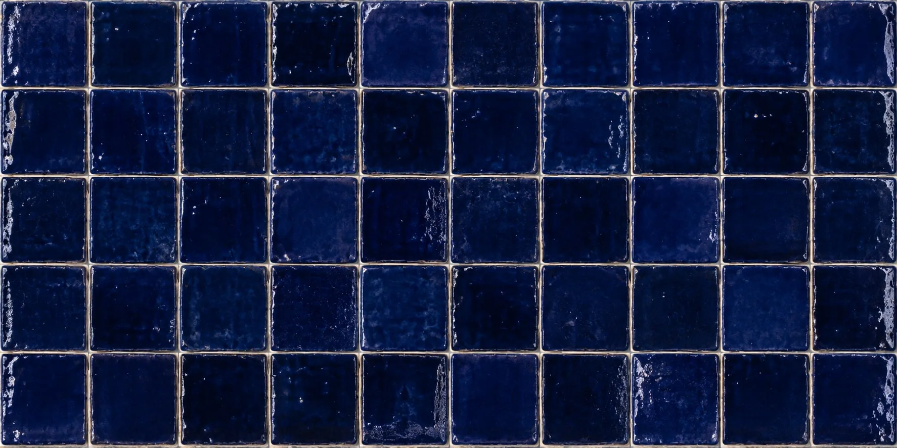 Paviment de rajola quadrada en blau marí