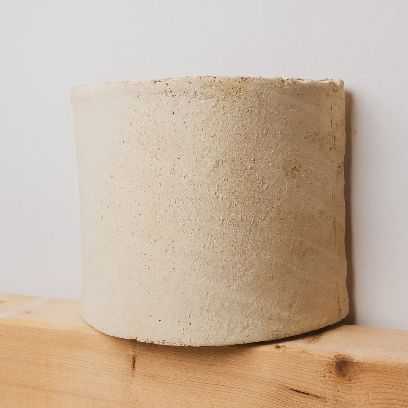 Aplic de paret de costat, amb el gruix a la vista