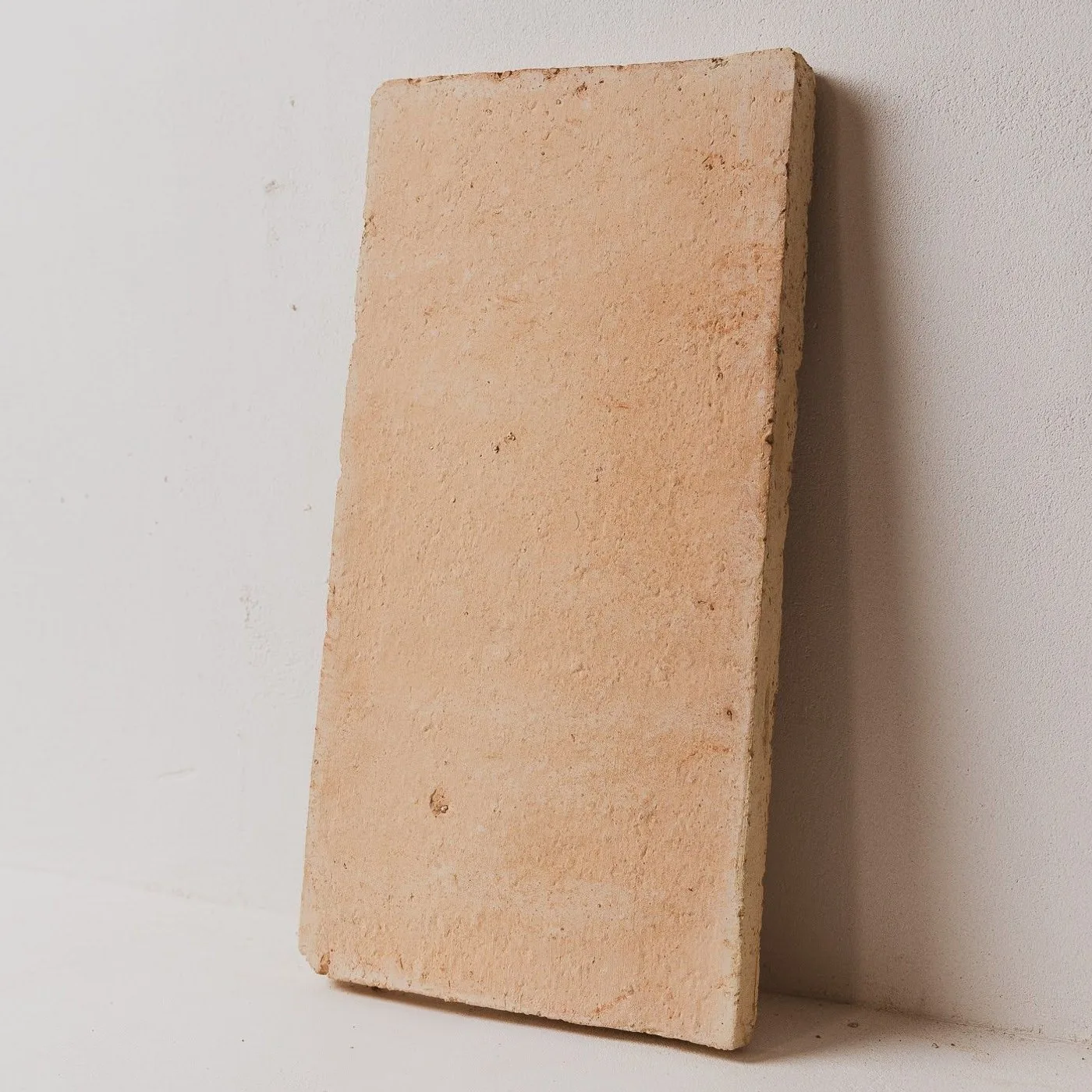 Rajola rectangular de to palla, amb el gruix a la vista