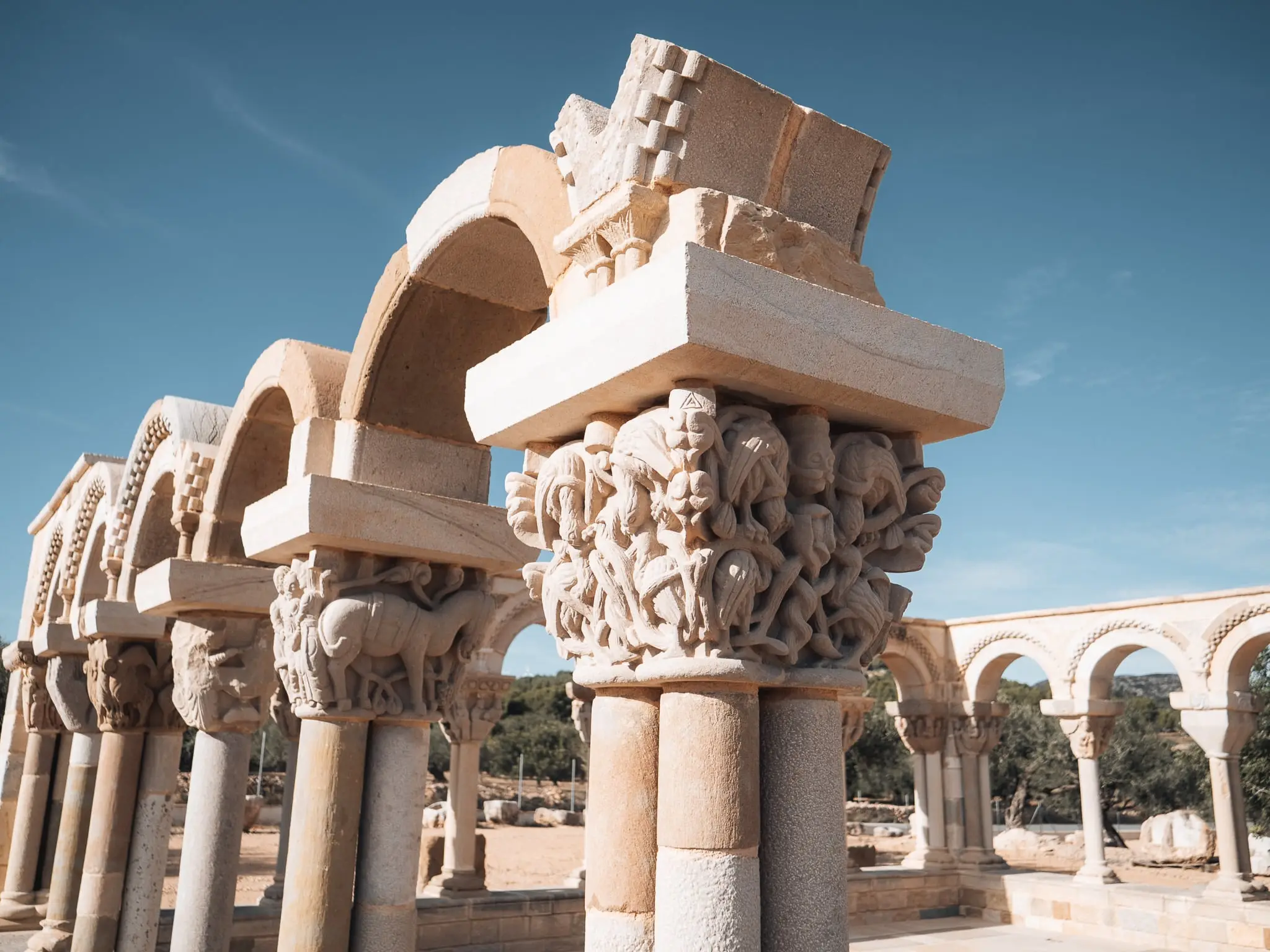 Els arcs del claustre vistos des de terra