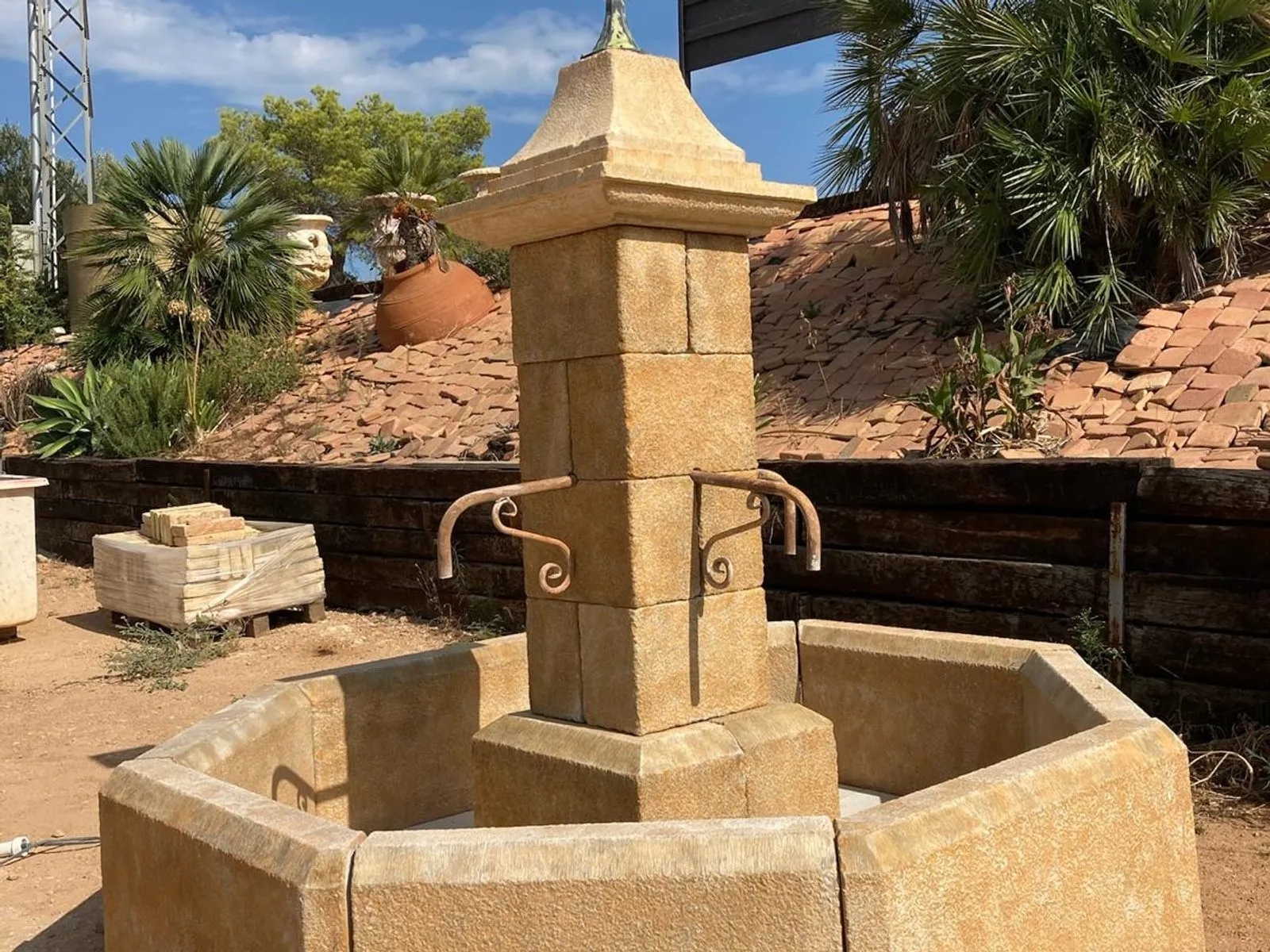 Font de pedra amb pilar central i bassa vuitavada